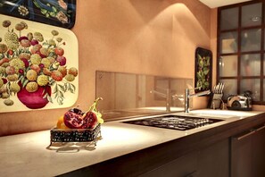 Fridge, coffee/tea maker, cookware/dishes/utensils - VENETIAN HOUSE WITH TERRACE M0270422204 (Venice)