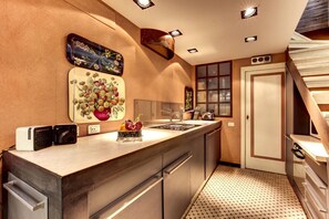 Køleskab, kaffe-/temaskine, køkkentøj/tallerkener/redskaber