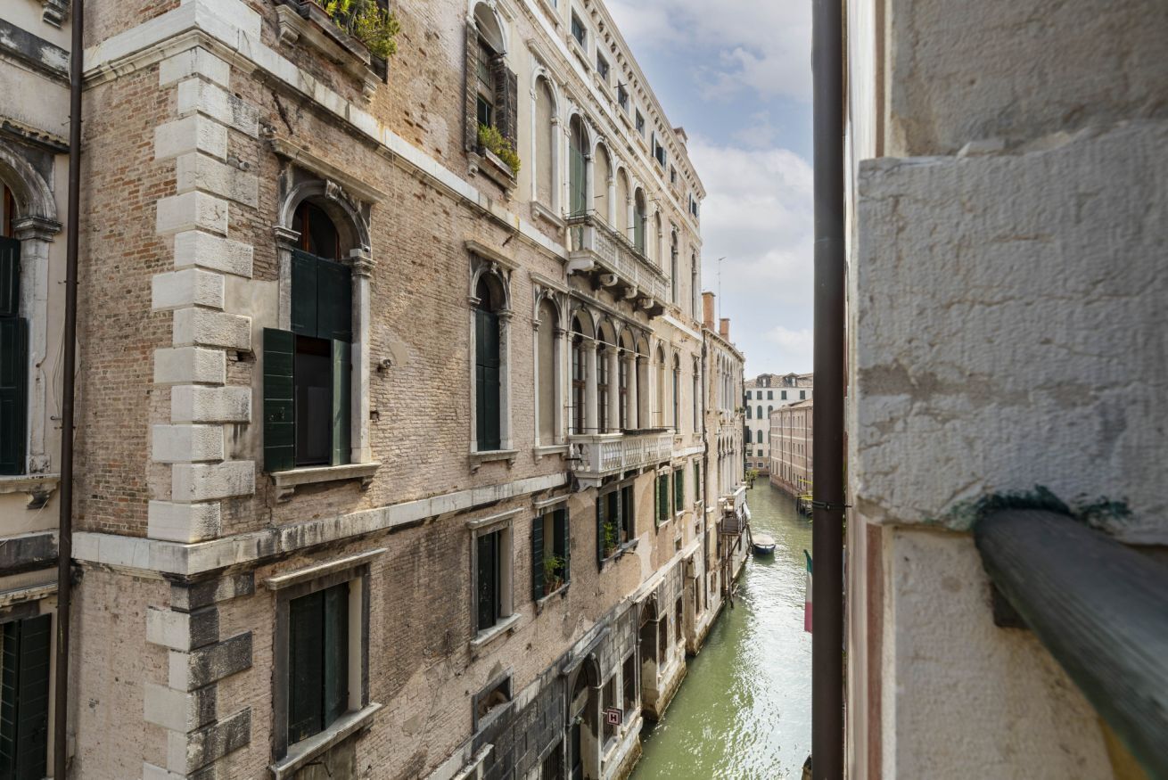 Ein Gebäude am Kanal mit mehreren Fenstern und Balkonen, vermutlich ein historisches Gebäude in einer europäischen Stadt.