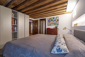 1 chambre, bureau, draps fournis