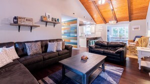Living area - 15 Sandpiper Street - The Surfing Sandpiper, 3 Bedroom with Oasis Back Yard (Hilton Head Island)
