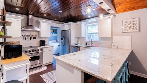 Private kitchen - 15 Sandpiper Street - The Surfing Sandpiper, 3 Bedroom with Oasis Back Yard (Hilton Head Island)