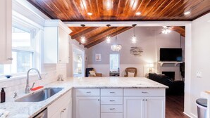 Interior - 15 Sandpiper Street - The Surfing Sandpiper, 3 Bedroom with Oasis Back Yard (Hilton Head Island)