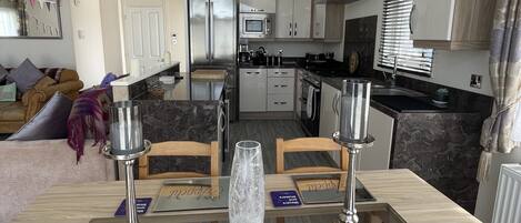 Luxury Apartment, Ensuite | Shared kitchen