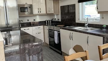 Luxury Apartment, Ensuite | Private kitchen