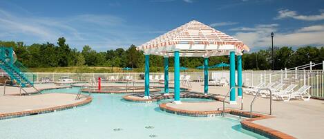 Alberca techada y alberca al aire libre