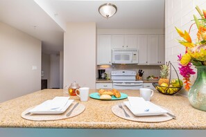 Διαμέρισμα (Condo), 1 King Κρεβάτι με Καναπέ-Κρεβάτι (Kaanapali Shores 527) | Ιδιωτική κουζίνα