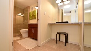 Studio, 1 très grand lit et 1 canapé-lit (Kaleialoha 401) | Salle de bain | Serviettes fournies