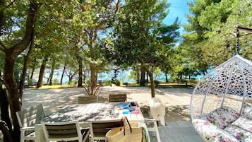 Standard Suite, 1 Bedroom, Terrace, Sea View | 1 quarto, berço de viagem, Wi-Fi de cortesia, roupa de cama