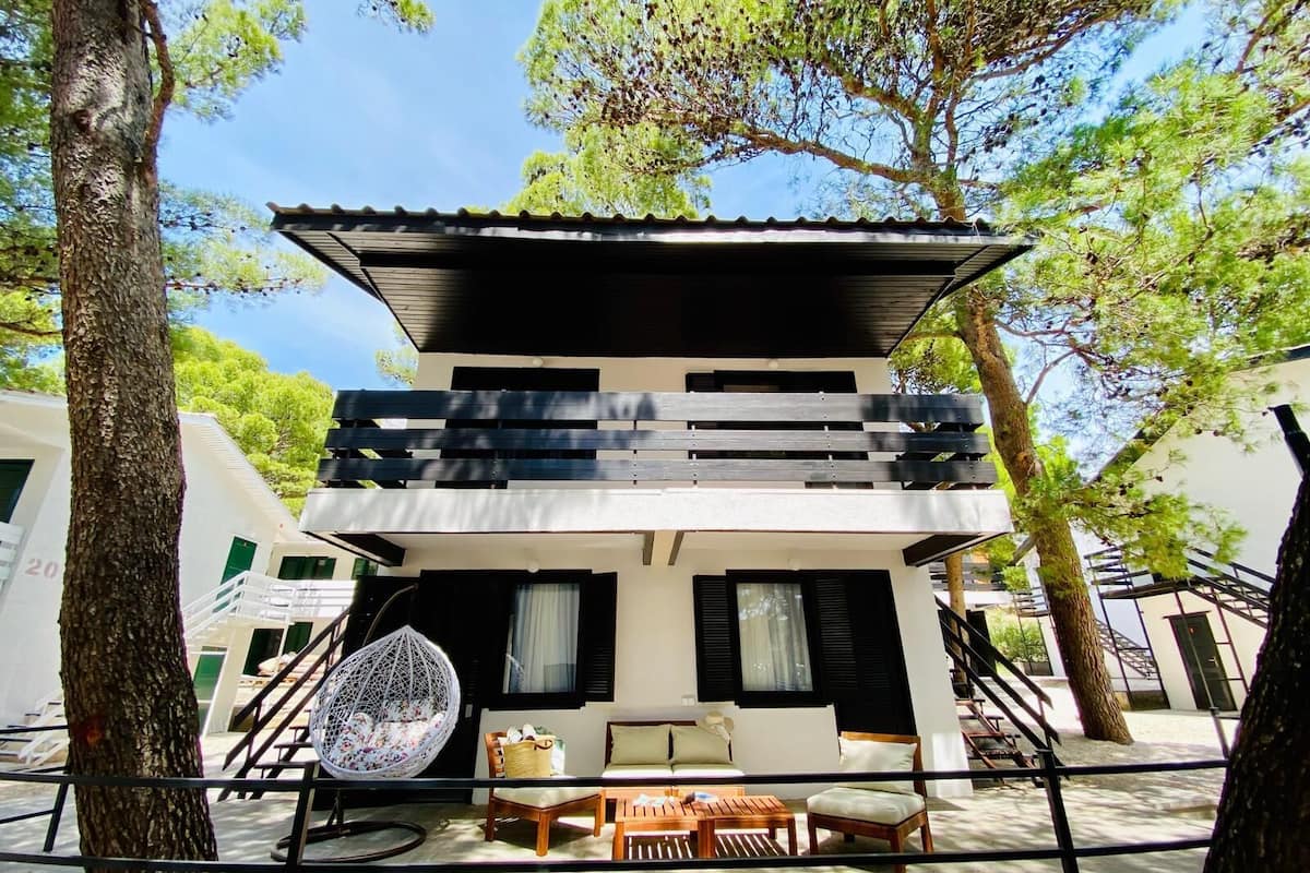 1 bedroom, travel cot, free WiFi, bed sheets