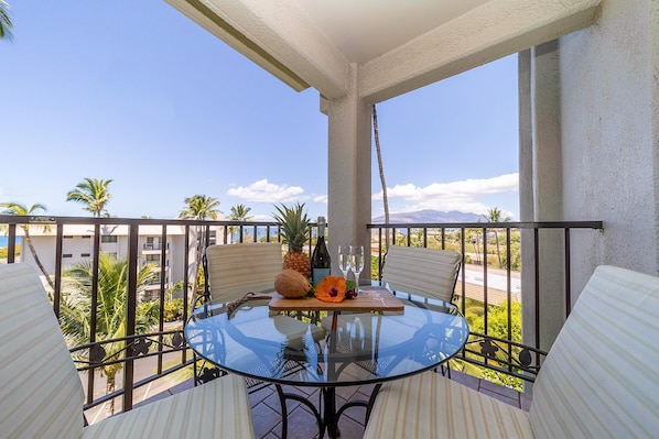 Condo, 1 King Bed with Sofa bed (Kihei Akahi D402) | Outdoor dining