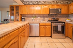 Condo, 1 King Bed with Sofa bed (Kihei Akahi D402) | Private kitchen