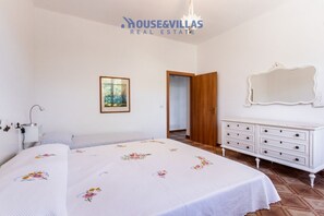 2 bedrooms, iron/ironing board, WiFi