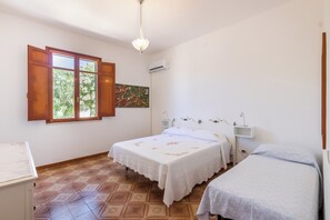 2 bedrooms, iron/ironing board, WiFi