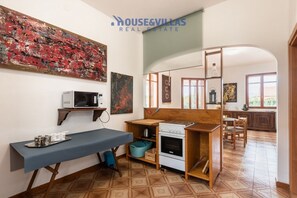 Kjøleskap, mikrobølgeovn, kokeplater og kjøkkenutstyr