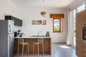 Fridge, oven, stovetop, dishwasher