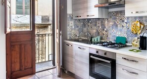 Réfrigérateur, four, plaque de cuisson, cafetière/bouilloire