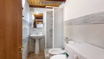 Douche, sèche-cheveux, bidet