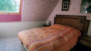 1 slaapkamer, een strijkplank/strijkijzer, wifi, beddengoed