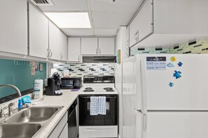 Wasserkocher mit Kaffee-/Teezubehör, Kühlschrank, Mikrowelle, Ofen