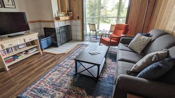 Smart TV, caminetto, lettore DVD, videoteca