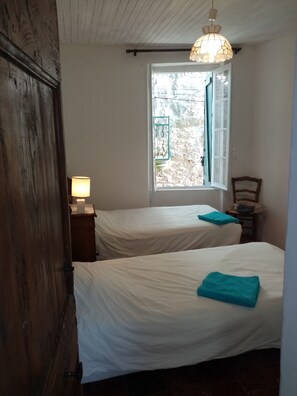 2 slaapkamers, een strijkplank/strijkijzer, gratis wifi, beddengoed