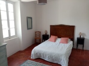 2 quartos, ferros/tábuas de passar roupa, Wi-Fi de cortesia