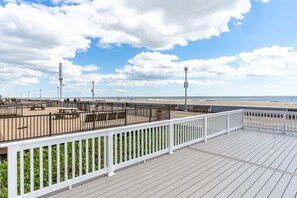 Terrace/patio - 3 br / 2 bath for 10, direct beach/ocean and boardwalk views~ (Ocean City)