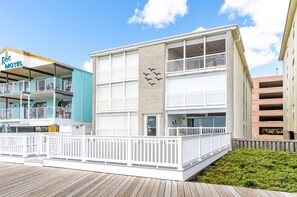 Exterior - 3 br / 2 bath for 10, direct beach/ocean and boardwalk views~ (Ocean City)