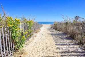 Beach - Darling, airy and bright!  2 br/ 2 bath oblock North OC (Ocean City)