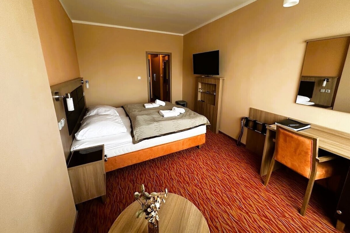 In-room safe, desk, blackout drapes, WiFi (free)