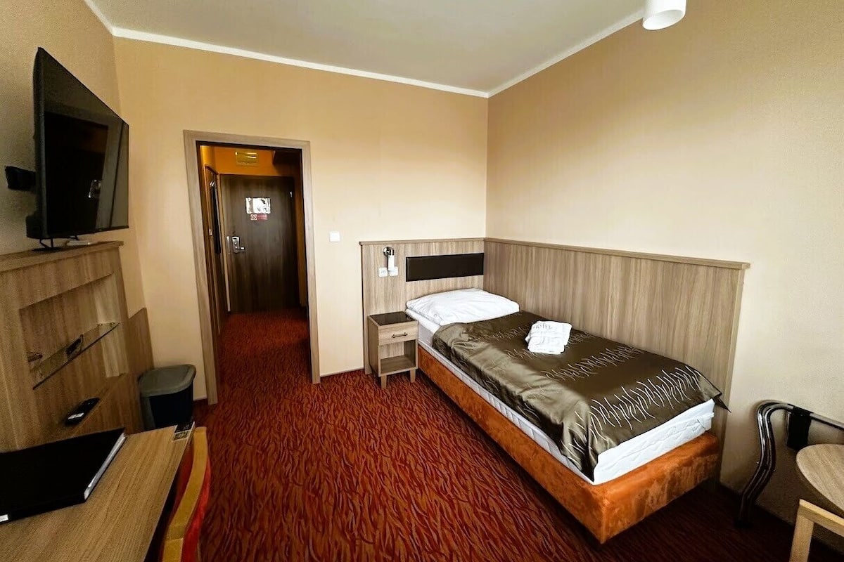 Comfort Single Room | In-room safe, desk, blackout drapes, WiFi (free)