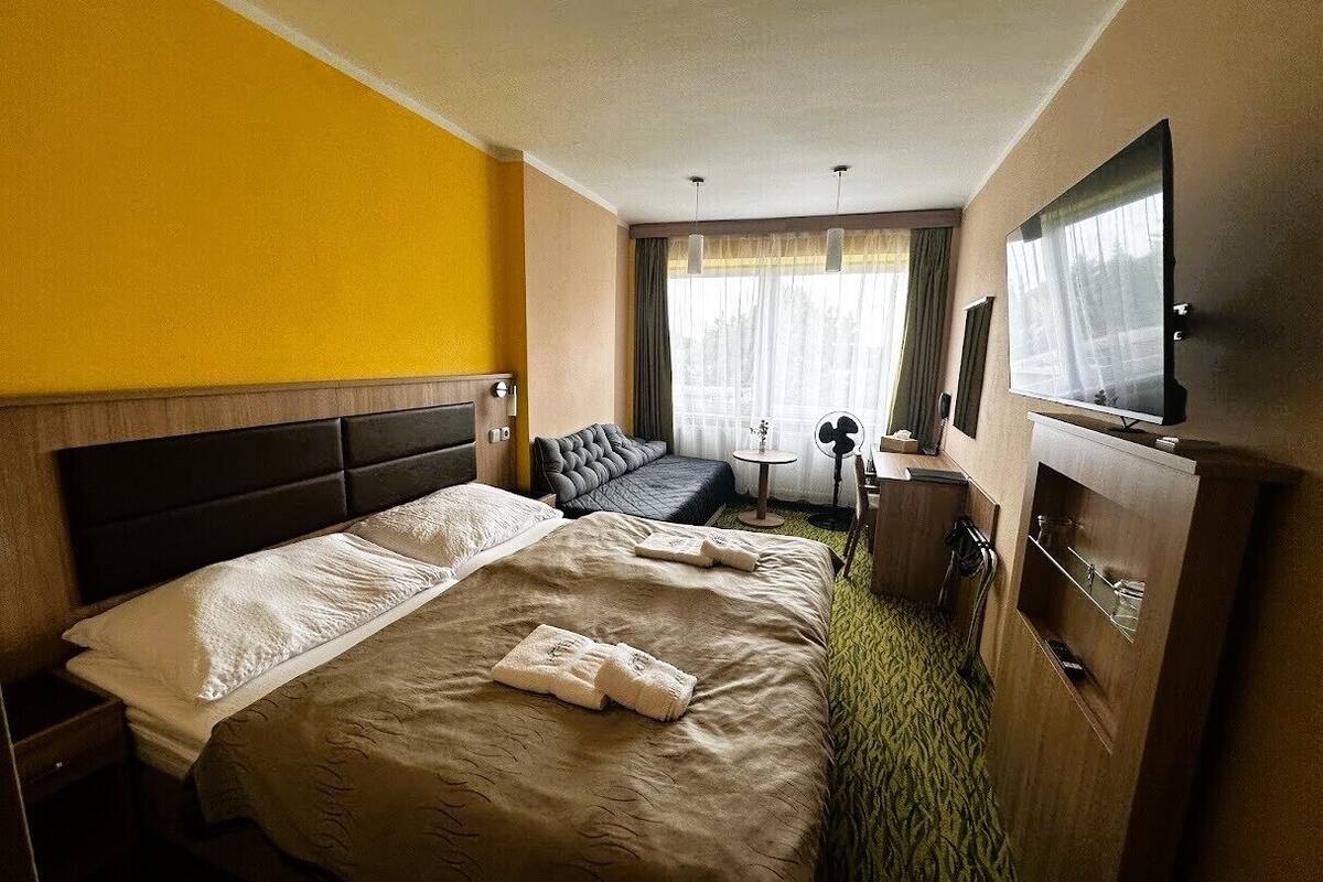 Comfort Double or Twin Room | 1 bedroom, in-room safe, desk, blackout drapes