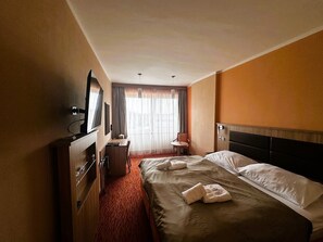 Comfort Double or Twin Room | In-room safe, desk, blackout drapes, free WiFi