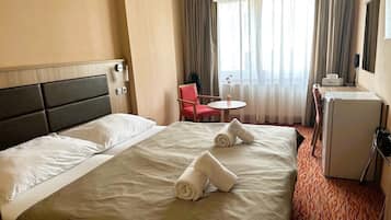 Comfort szoba kétszemélyes vagy két külön ággyal | 1 hálószoba, széf a szobában, íróasztal és sötétítőfüggöny
