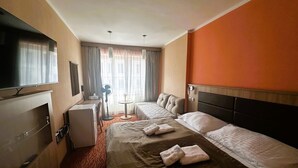 In-room safe, desk, blackout drapes, WiFi (free) - Hotel Opera (Jaromerice nad Rokytnou)
