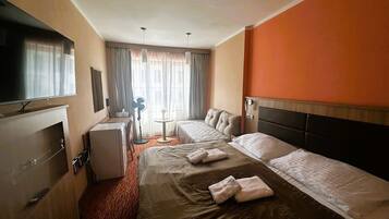 Caja de seguridad en la habitación, escritorio y cortinas blackout