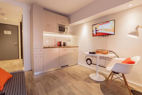 Apartment, 1 Queen Bed | Private kitchen