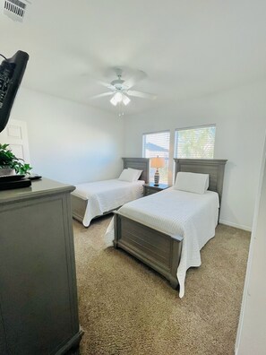 4 chambres, fer et planche à repasser, Wi-Fi gratuit, draps fournis