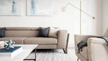 Uma sala de estar moderna com sofá modular, mesa de centro e luminária de chão.