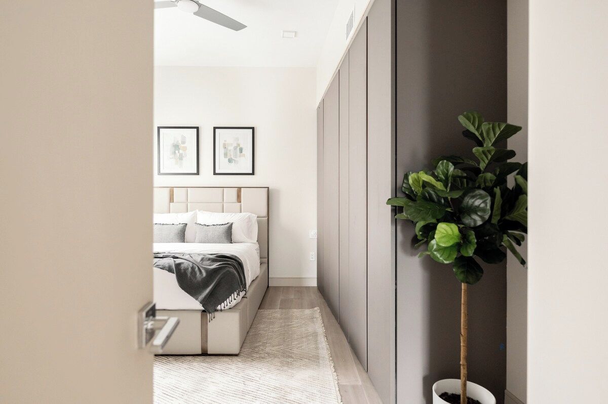 2 bedrooms, desk, iron/ironing board, WiFi