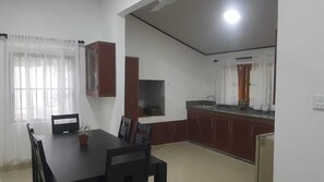 Dining - Live home away from home in a peaceful neighborhood in Unawatuna (Unawatuna)