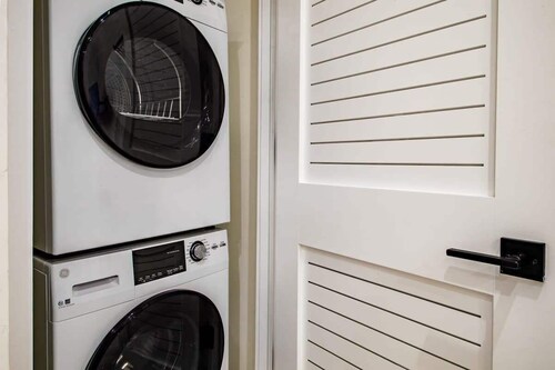 Eastern Market & METRO Accessible, Modern Charm, Walk Everywhere!