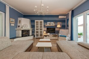 Villa, 4 Schlafzimmer, eigener Pool, Meerblick | Wohnzimmer | Kamin