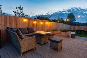 Outdoor dining - Luxury Cottage nr West Wittering with private hot tub (Chichester)