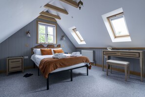 2 bedrooms, iron/ironing board, free WiFi, bed sheets - Luxury Cottage nr West Wittering with private hot tub (Chichester)
