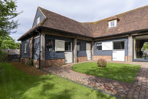 Exterior - Luxury Cottage nr West Wittering with private hot tub (Chichester)