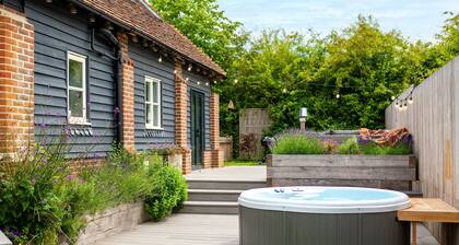 Luxury Cottage nr West Wittering with private hot tub