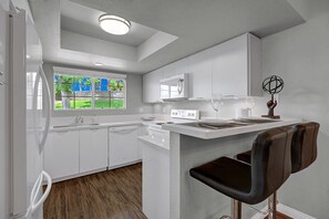 Refrigerador, microondas, horno y parrilla de estufa 