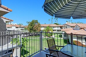 Outdoor dining - Fab 2br/2ba Condo, Superior Views at Mesquite Country Club (Palm Springs)
